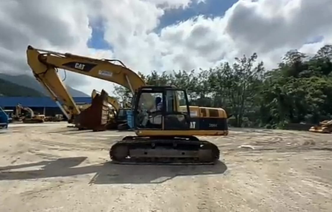 ESCAVADEIRA CAT 320C  
